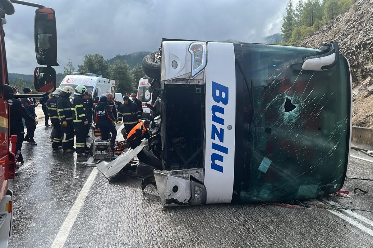 Isparta-Antalya kara yolunda yolcu otobüsü devrildi: Ölü ve yaralılar var