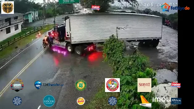 Kolombiya'daki feci kazada tıra çarpan motosikletteki aile yola savruldu