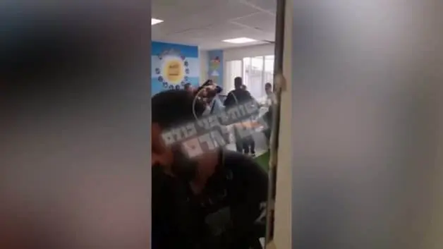İsrail sandık başında birbirine girdi! Oy merkezindeki kavga kamerada