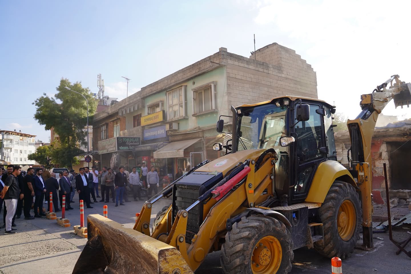 Barak Caddesi’nde Dönüşüm Başladı: Oğuzeli’nin Geleceği İçin İlk Kepçe Vuruldu - Oğuzeli Belediyesi Kurumsal Web Sitesi