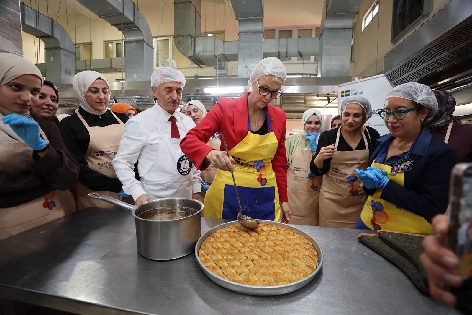 İsveç Büyükelçisi Belediyemiz Aşevinde Baklava Açtı