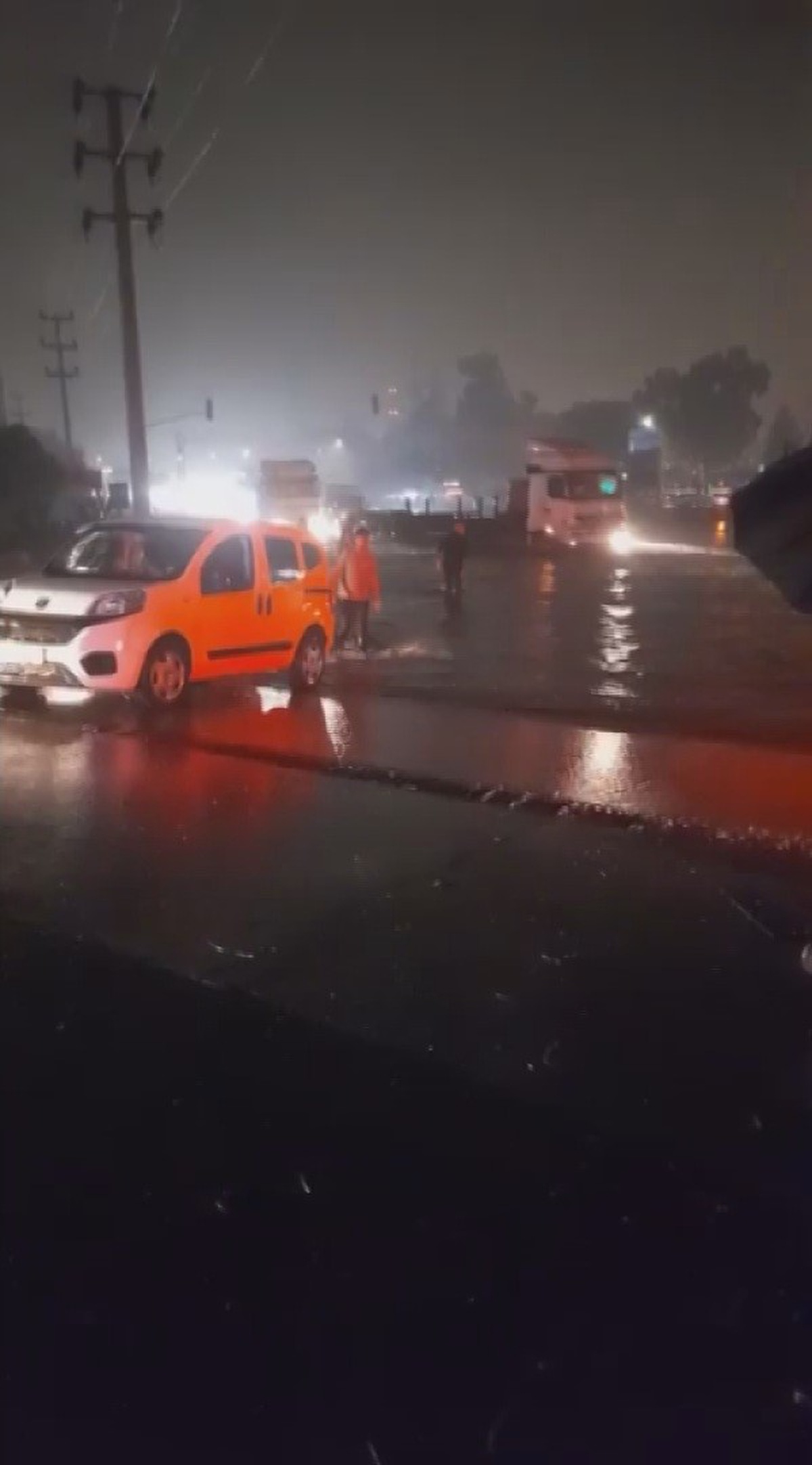 Hatay'ın Dörtyol ve Payas ilçelerinde etkili sağanak yolları göle çevirdi