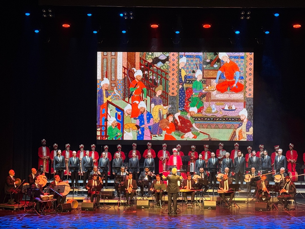 Ahmet Özhan ve İhsan Özer, AKM'de düzenlenen vefa konserinde buluştu
