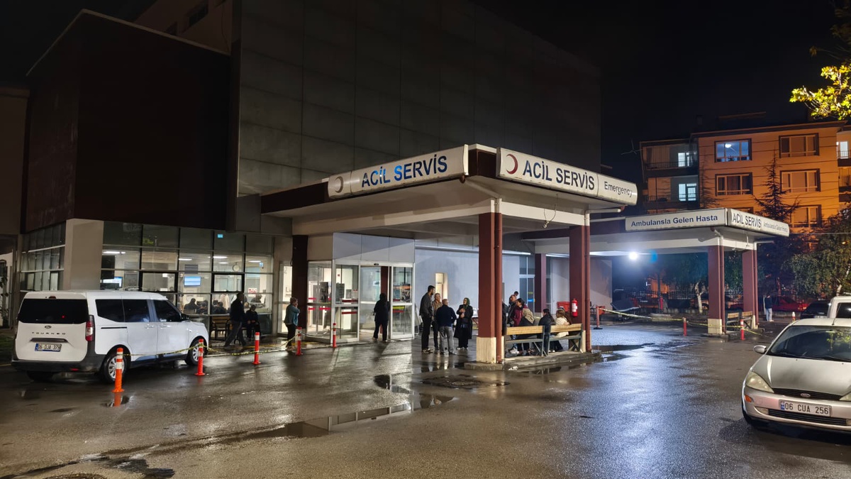 Ankara Çubuk'ta TIR'a arkadan çarpan otomobilde 1 kişi öldü, 1 kişi yaralandı