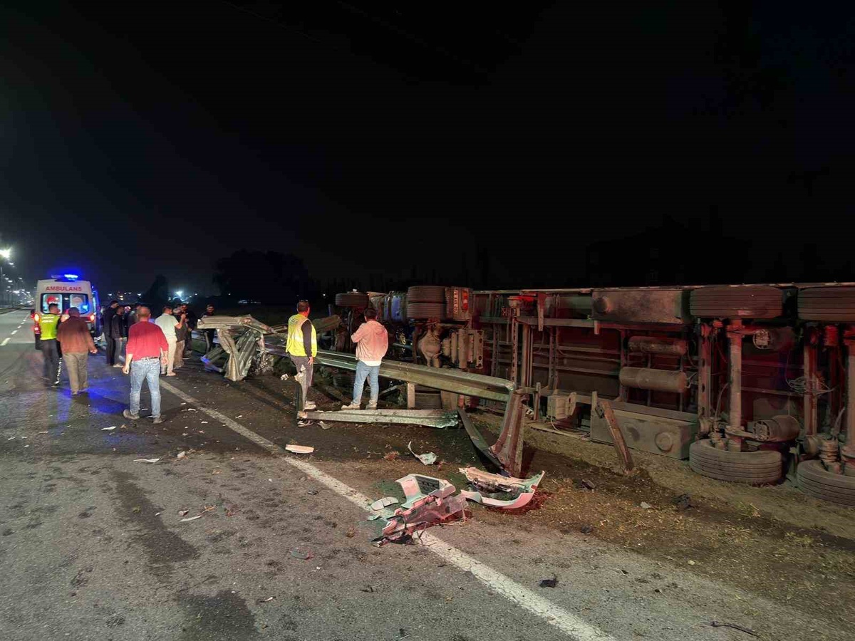 Iğdır'da çimento yüklü tır bariyerlere çarpıp devrildi, sürücü yaralandı