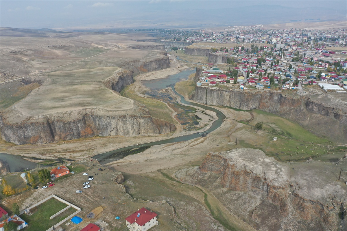 Ağrı Diyadin'de Murat Kanyonu'nda 8 kilometrelik yürüyüş ve highline yapıldı