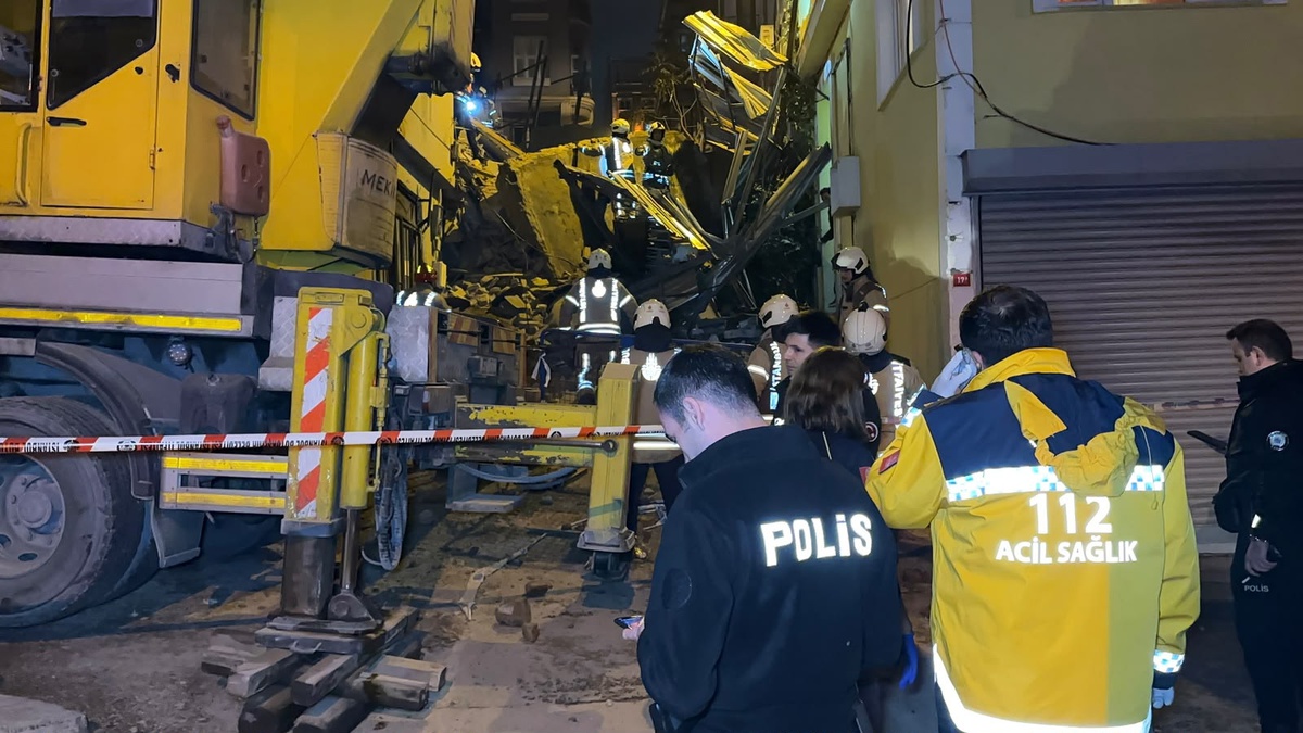İstanbul Beyoğlu'nda 5 katlı metruk bina çöktü! Hasar gören yan bina tahliye ediliyor