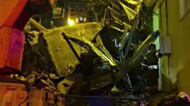 Beyoğlu'nda Kullanılmayan Beş Katlı Yapı Yıkıldı