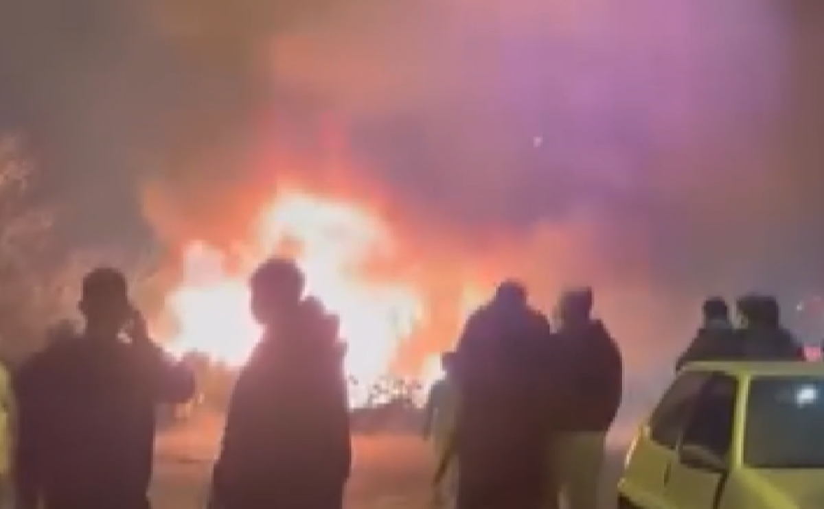 Arnavutköy'de çiçekçi dükkanında çıkan yangında dükkan kullanılamaz hale geldi