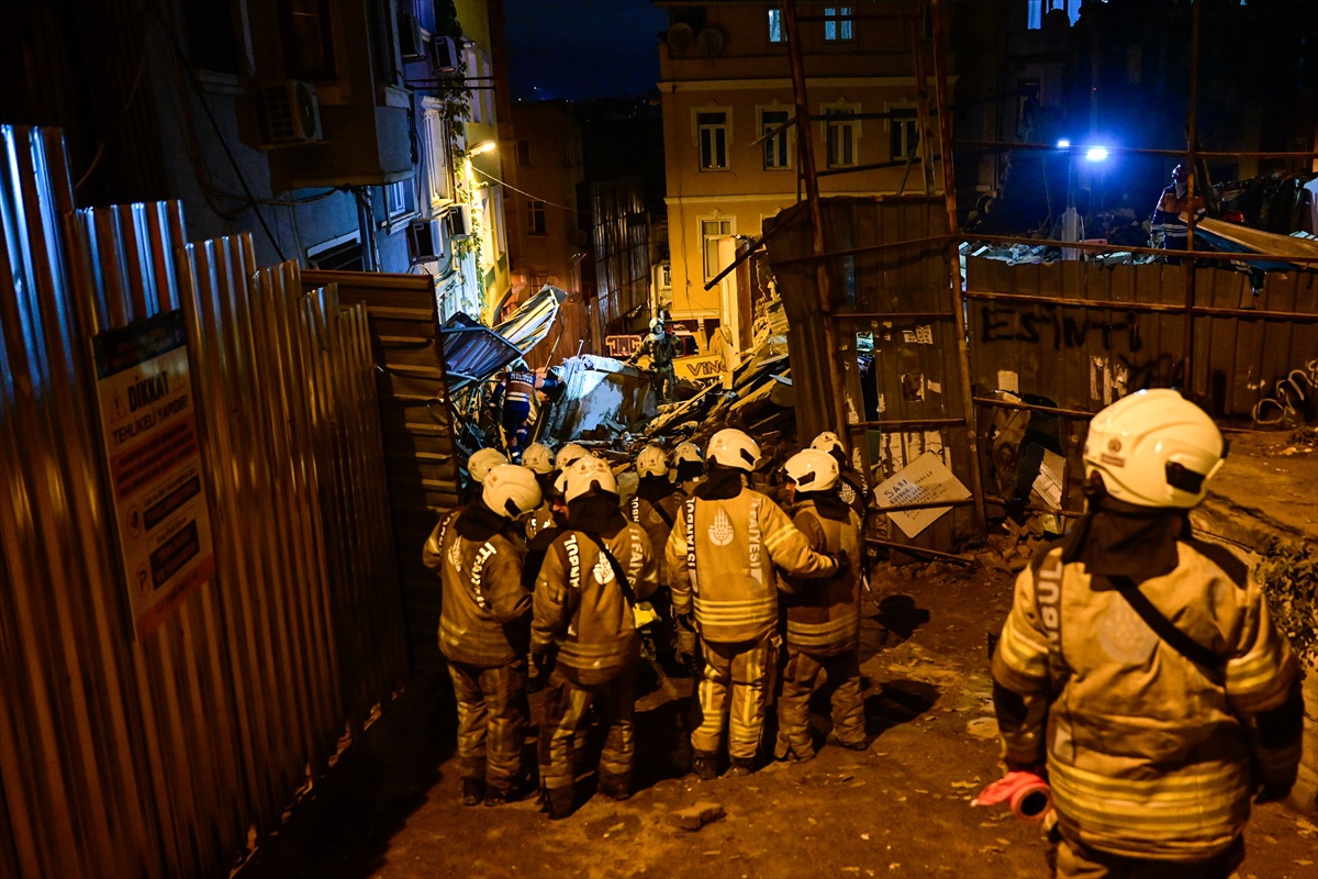 Beyoğlu'nda Kurdela Sokak'taki 4 katlı bina çöktü, enkazda arama başlatıldı