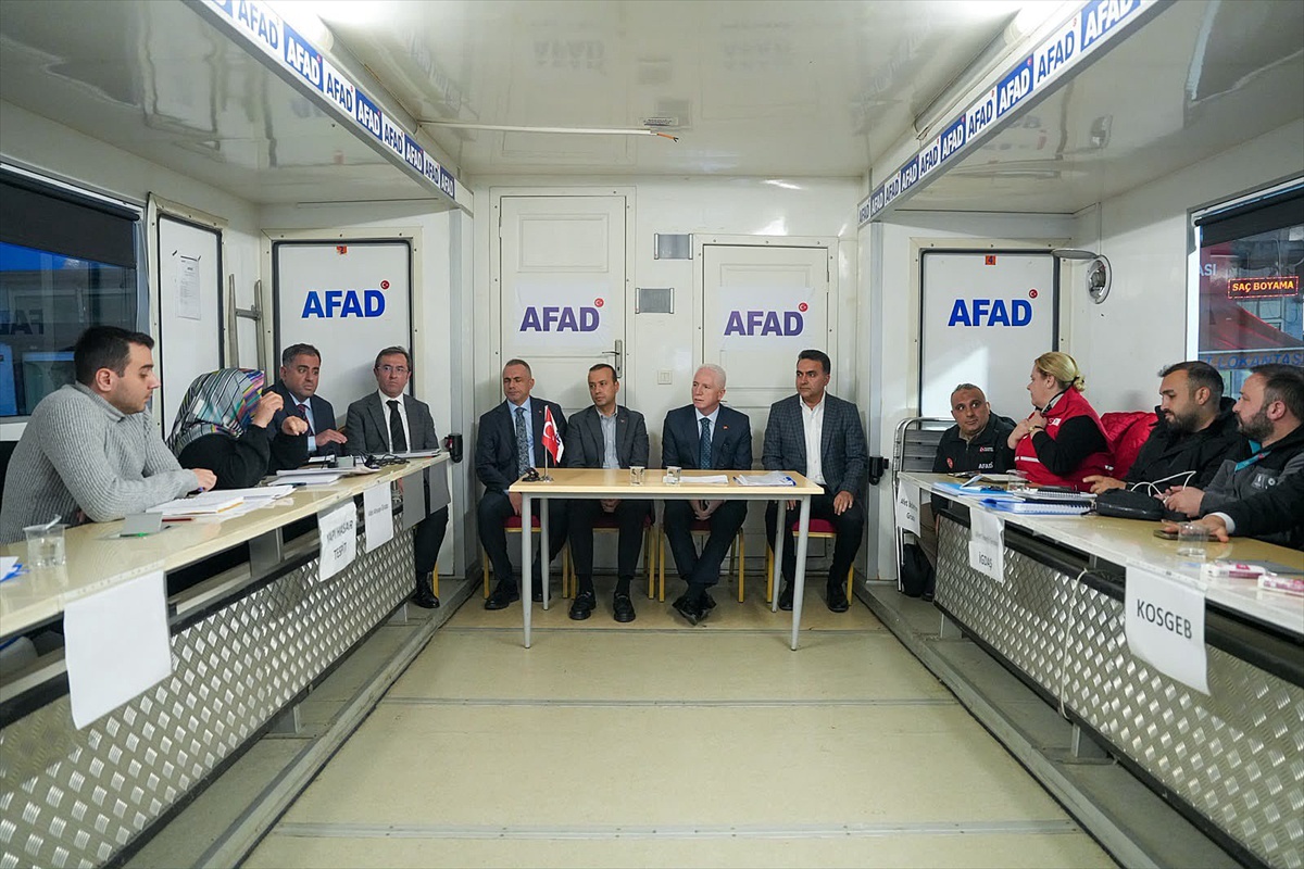 İstanbul Valisi Gül, Sarıyer'de sel sonrası AFAD tırını ziyaret edip bilgi aldı