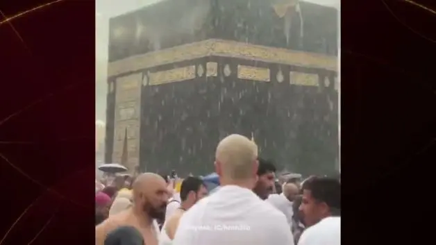 Kabe'de Müslümanlar sağanak altında tavaf yaptı