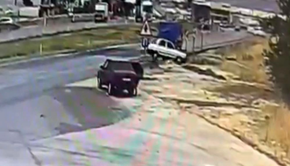 Gaziantep Nizip'te menfeze uçan otomobilde 2 kişi yaralandı, kaza kamerada