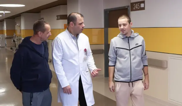 Kan grubu uyumsuzluğu böbrek nakline engel değil! Sırplı aile çareyi Türkiye'de buldu