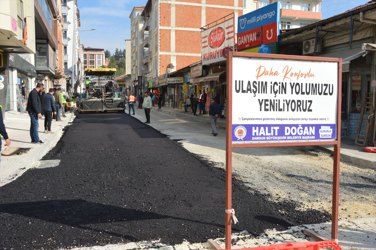 Havza'da belediye ekipleri sıcak asfalt çalışması yapıyor