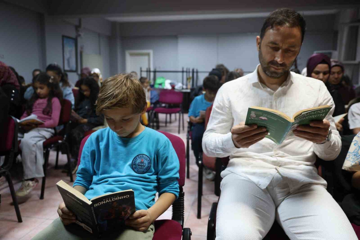 Kozan'da öğretmen Emel Ünlü ve veliler, çocuklarla bir saat kitap okudu