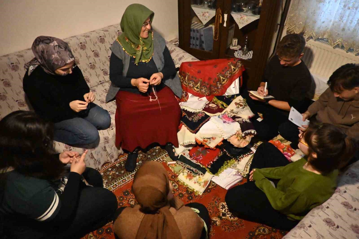 Denizli'de öğrenciler Sandıktaki Hafıza projesiyle yazma oyalarını araştırdı