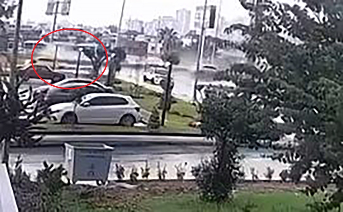 Adana'da direğe çarpan otomobilin sürücüsü eski AK Parti üyesi Aydın öldü, kaza kamerada