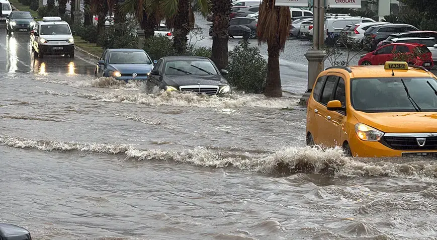 Bodrum’da yollar göle döndü! Mahsur kalan araçlar çekicilerle kurtarıldı