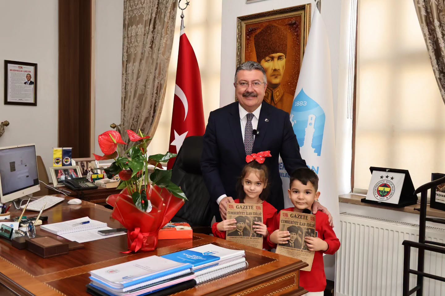 Kıymetli Öğrencilerimiz Cumhuriyetimizin İlanını Müjdelediler - T.C. Merzifon Belediyesi