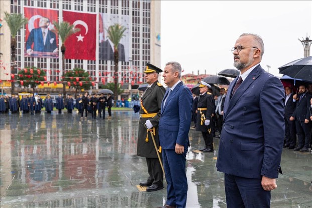 Haberler | Cumhuriyet Bayramı kutlamaları çelenk sunma töreni ile başladı