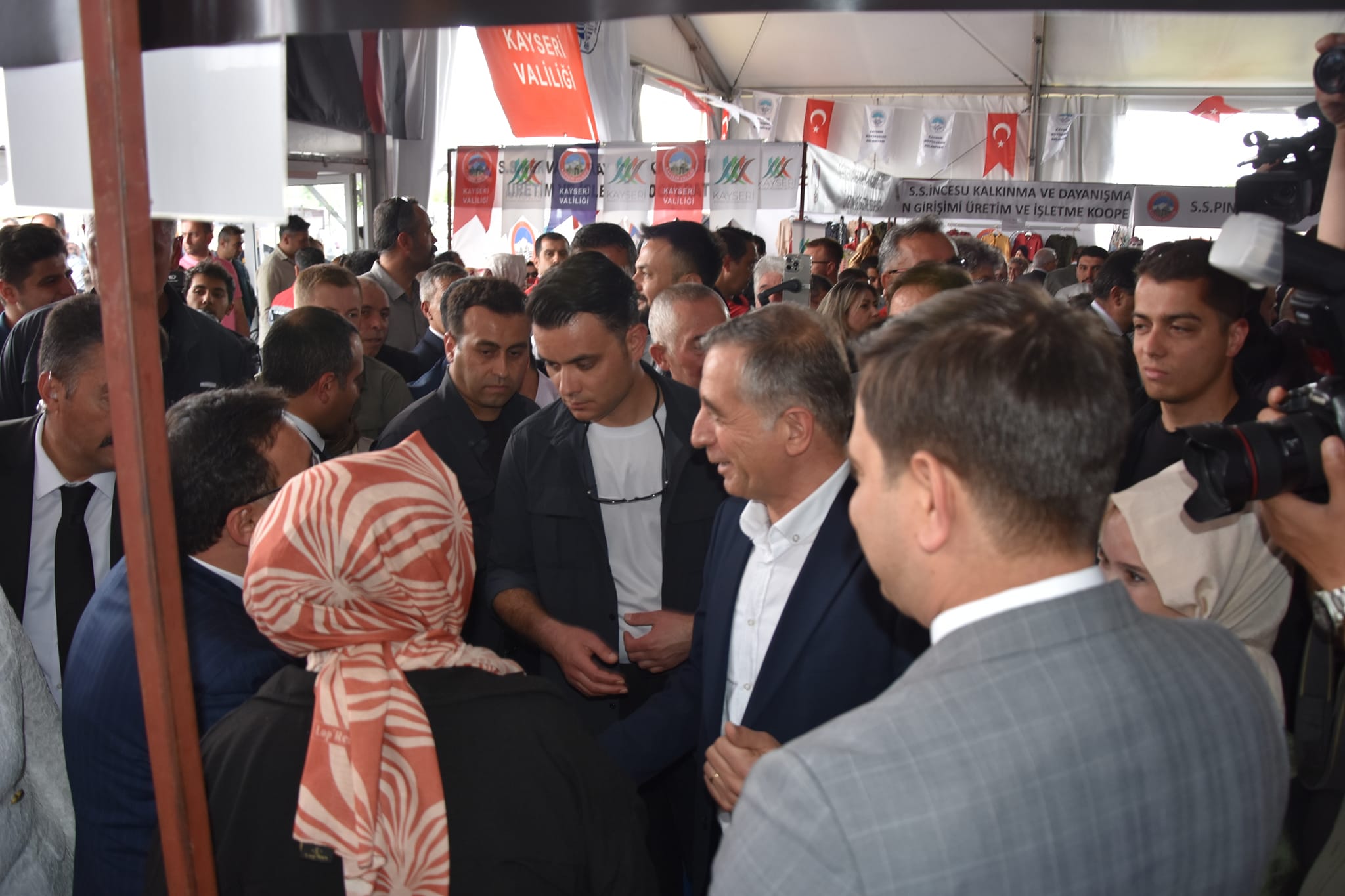 Kayseri valimiz gökmen çiçek öncülüğünde gerçekleşen kayderi 2.kadin kooperatifleri fuari açildi