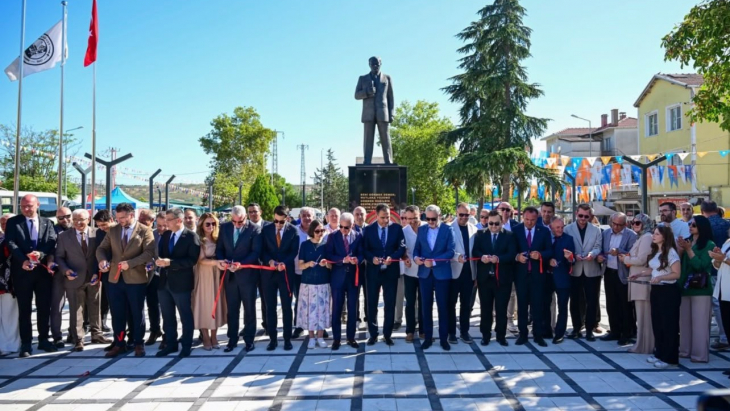 Cumhuriyet Meydanımızın Kurdele Kesimi