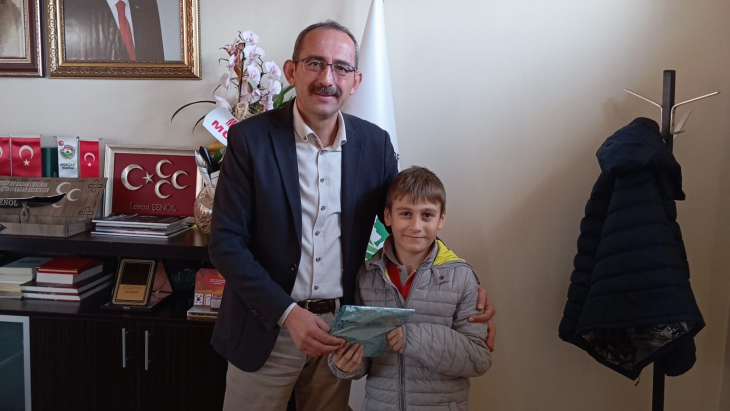 Resim ve Şiir Yarışmasında Derece Yapan Öğrencilere, Başkan Levent Şenol Tarafından Hediyeleri Takdim Edildi.