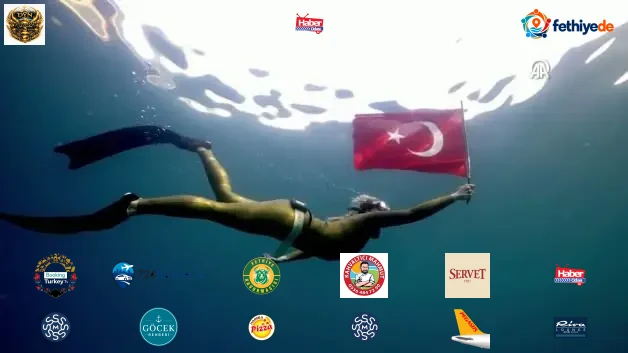 Milli dalışçı Şahika Ercümen, Cumhuriyet Bayramı'nı su altında Türk bayrağıyla kutladı
