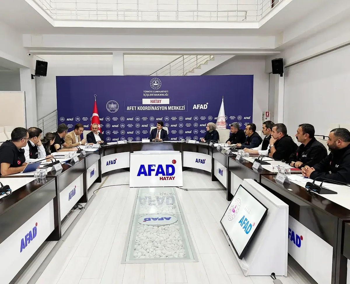 Hatay'da kırsal afet konutlarının yapım süreci toplantıda görüşüldü