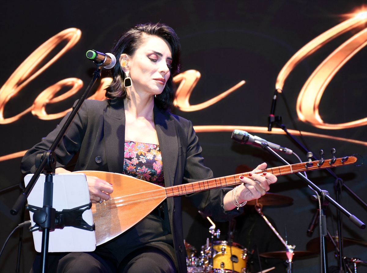 Özlem Özdil, Kırıkkale'de 29 Ekim konserinde binlerce kişiyle buluştu