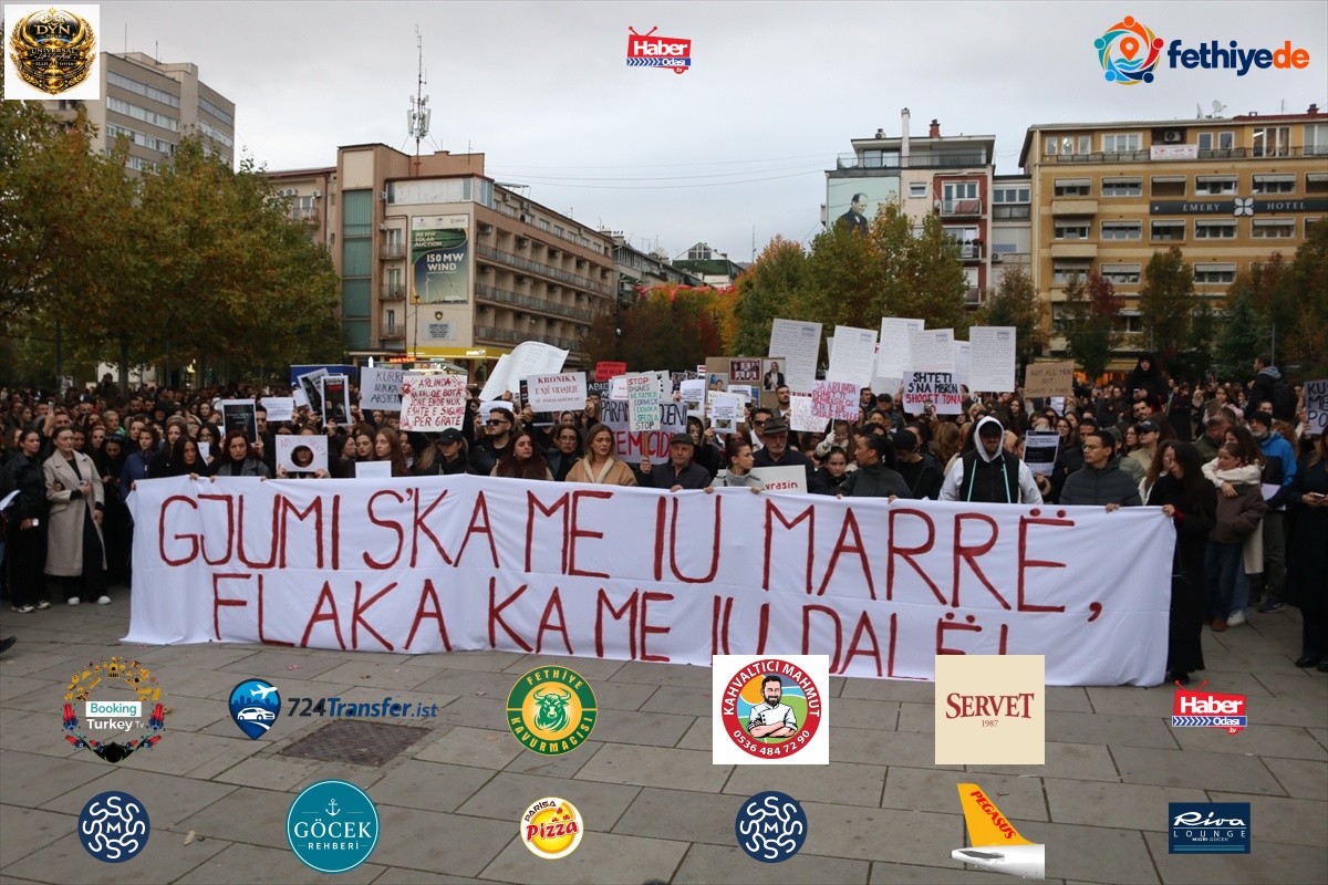 Priştine'de kadın cinayetleri protestosunda adalet ve hükümet binalarına boya atıldı