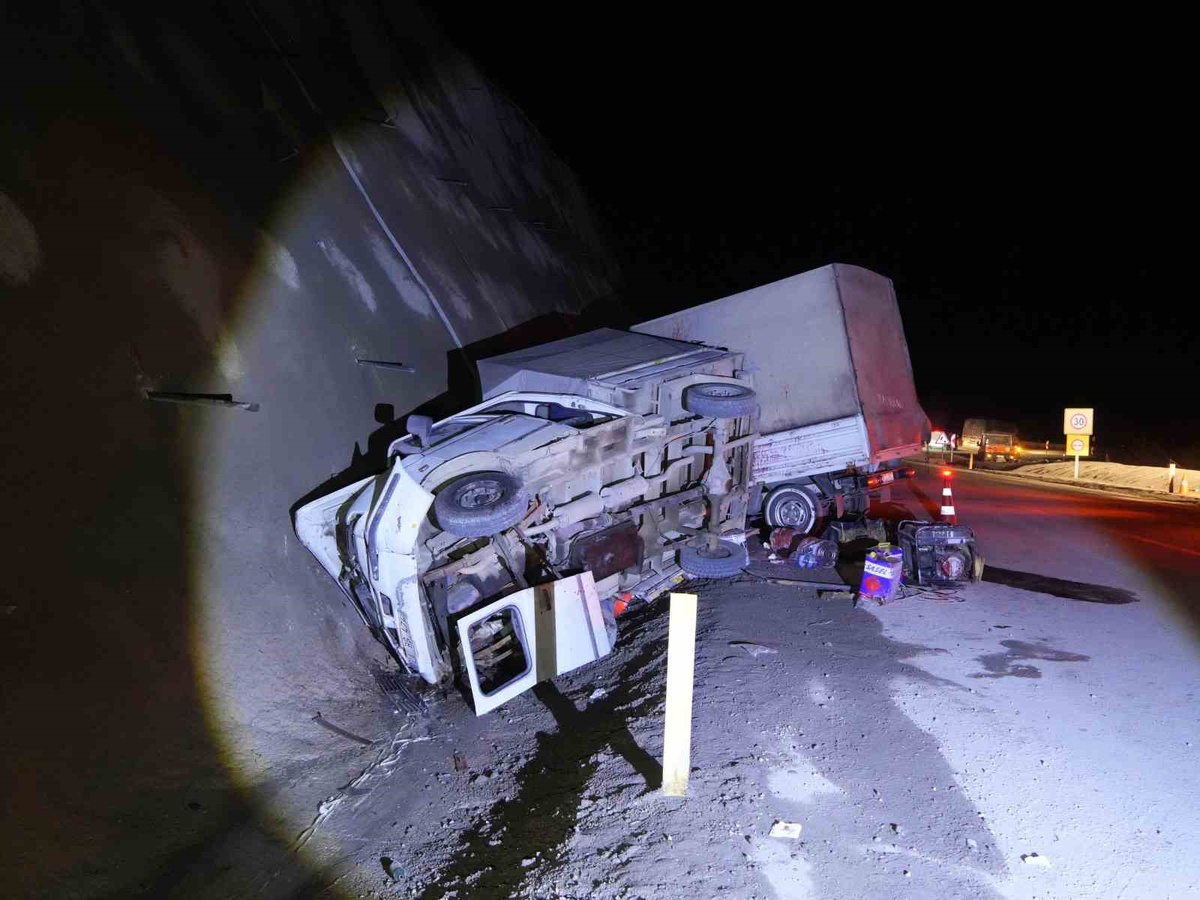 Kastamonu-Ankara yolu Ilgaz Dağı geçidinde iki kamyonet çarpıştı, 9 kişi yaralandı
