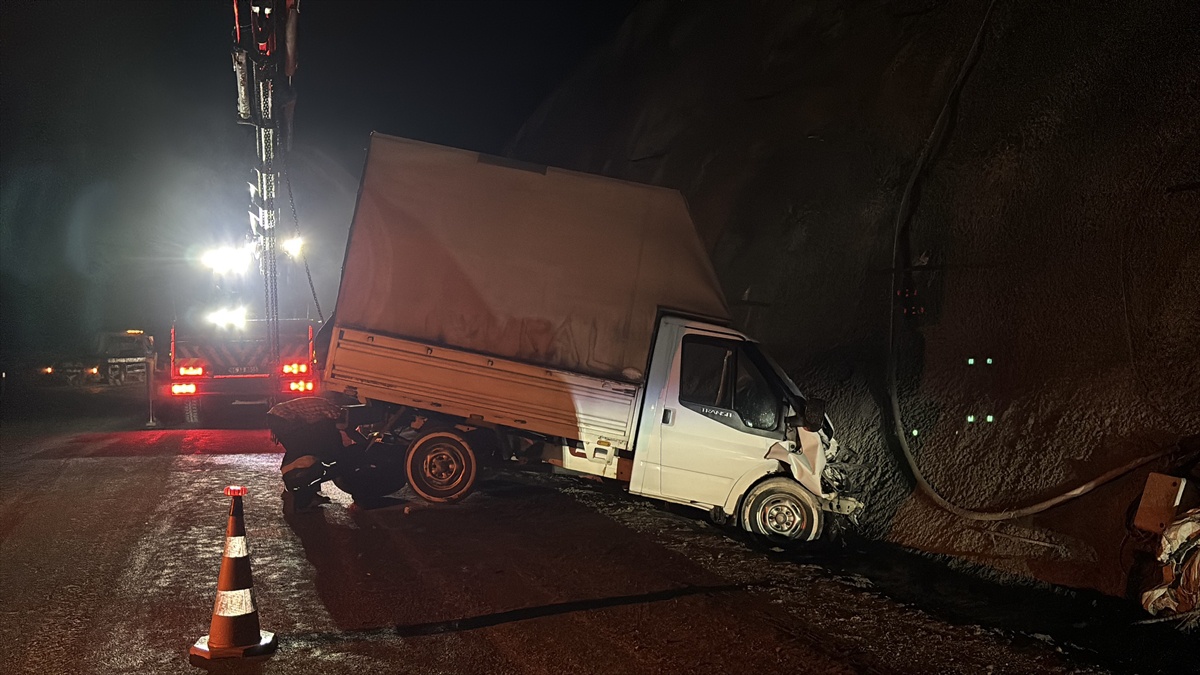Kastamonu'da iki kamyonetin çarpışmasıyla 7 kişi yaralanıp hastaneye kaldırıldı