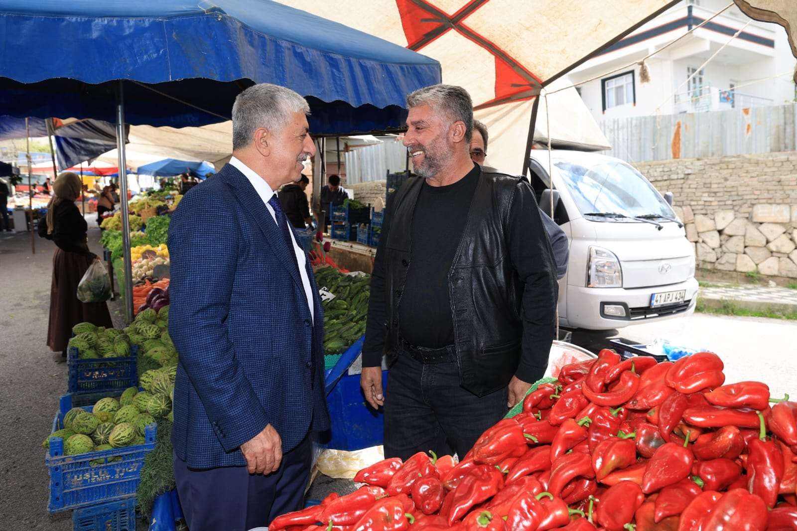 Başkan Ömeroğlu Pazartesi Pazarı´nda Esnaf ve Vatandaşlarla Buluştu