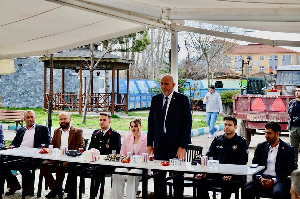 Aslanapa da bayramlaşma cumhuriyet meydanında yapıldı.