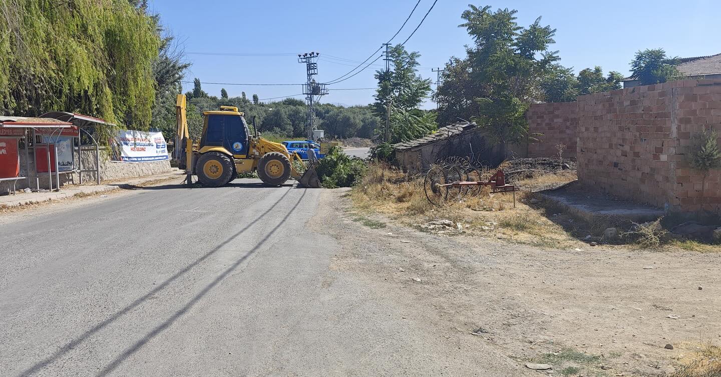 Durucasu mahallesi’nde trafik güvenliğini tehdit eden metruk yapı kaldırıldı