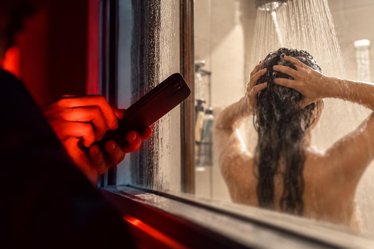 Duş alırken pencereden uzatılan telefonu gördü! Sonrası daha da korkunç