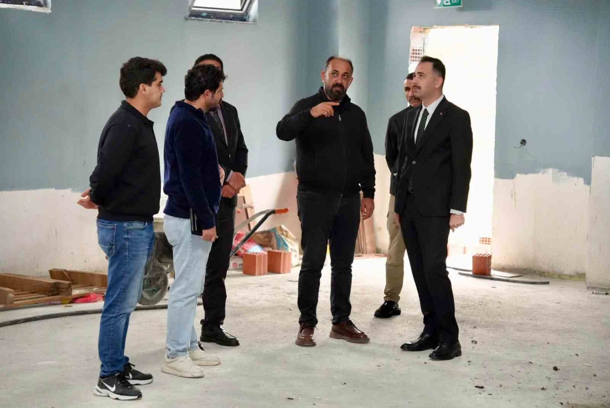 Erzincan Üzümlü'de yapımı süren güreş salonunu Kaymakam Hökelekli inceledi