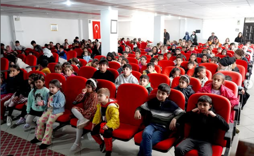 Çocuklar sinema şöleniyle eğlendi