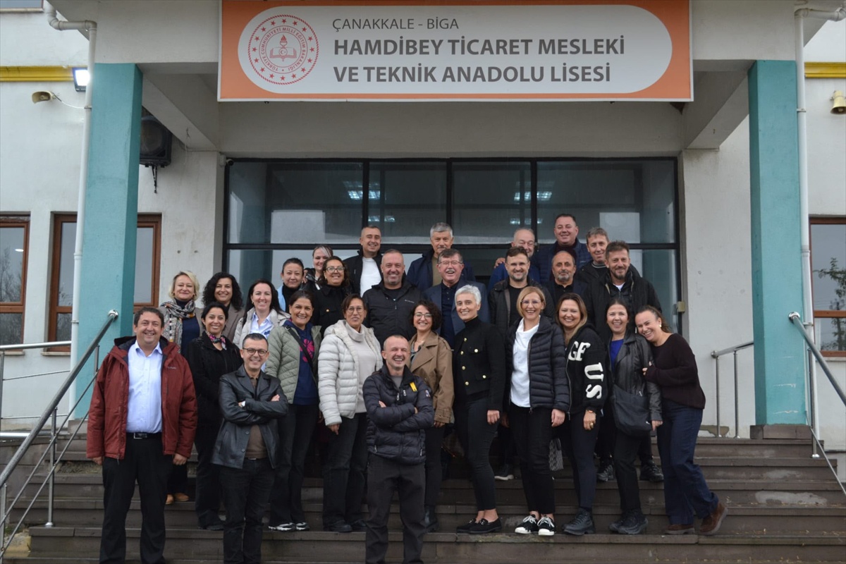 Mezunlar yaklaşık 27 yıl sonra Biga Hamdibey Ticaret Meslek Lisesi'nde buluştu