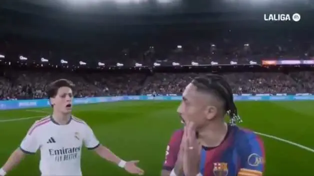 La Liga'nın dev derbisinin hakemin saha içi iletişimi gündem oldu