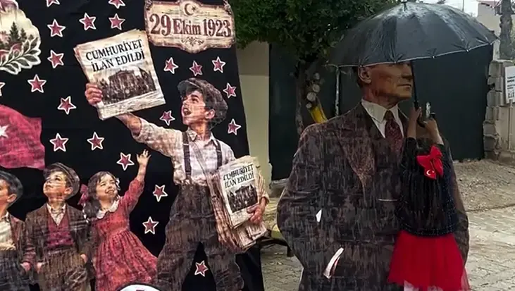 Hatay'da 2'nci sınıf öğrencisinden duygulandıran hareket! Yağmurda Atatürk maketini şemsiyeyle korudu