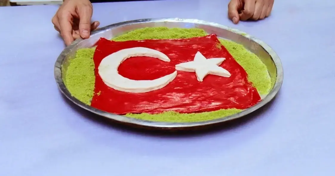 Kilis'te 29 Ekim'e özel ay yıldızlı katmer