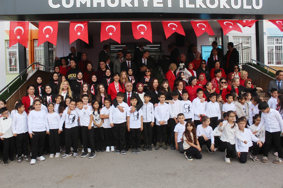Aksaray'da 21 sınıf öğretmeni adayı 29 Ekim Cumhuriyet Bayramı'nı kutladı