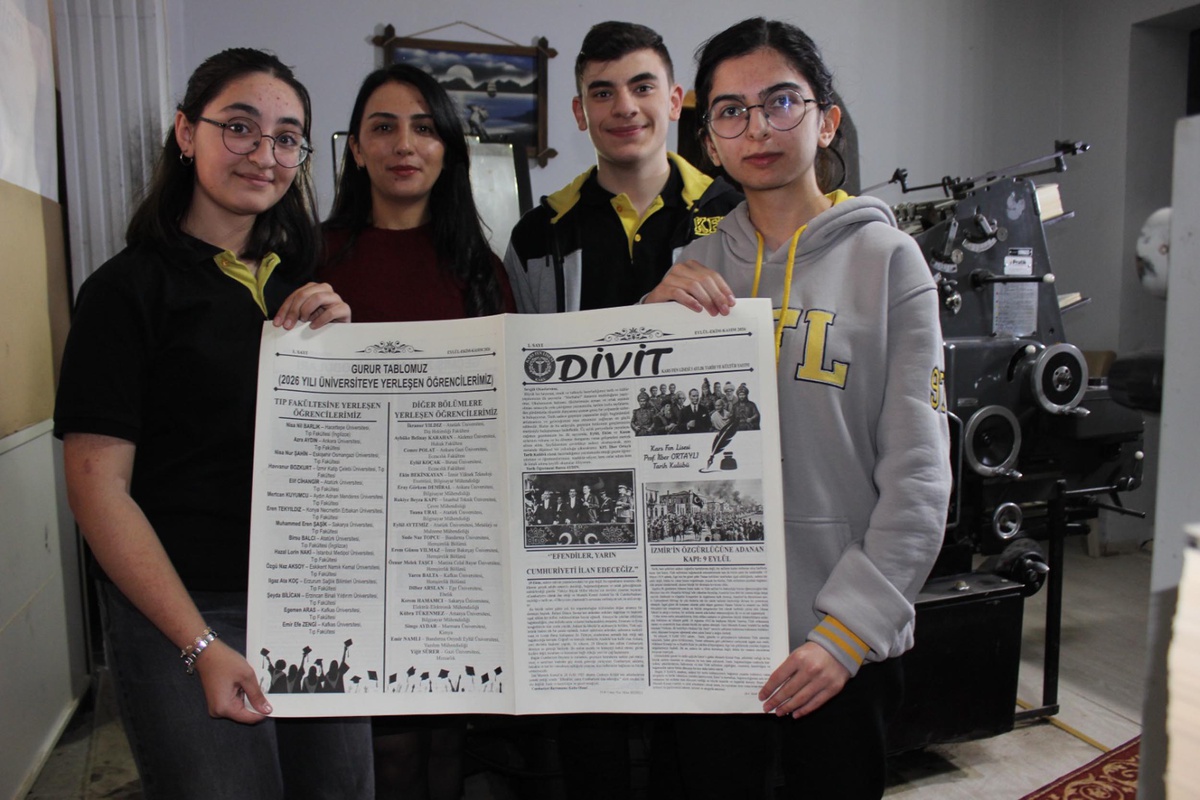 Kars'ta lise öğrencilerinin 'Divit' gazetesi Cumhuriyet Bayramı'nda dağıtıldı