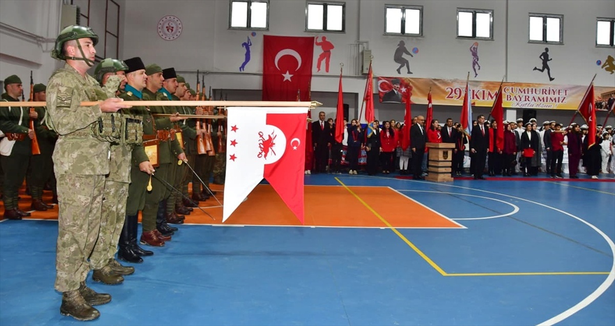 Gelibolu Spor Salonu'nda Cumhuriyet'in 103. yıl dönümü töreni düzenlendi