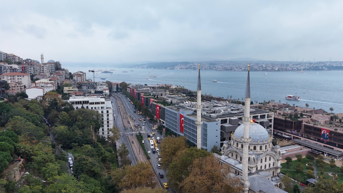 İstanbul'da 29 Ekim'de bayraklarla donatılan Kemeraltı Caddesi havadan görüntülendi