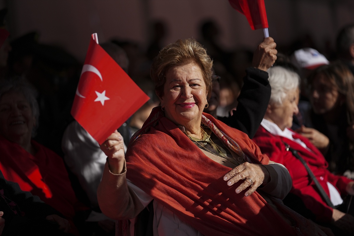İzmir ve çevre illerde Cumhuriyet'in 103. yıl dönümü kutlandı