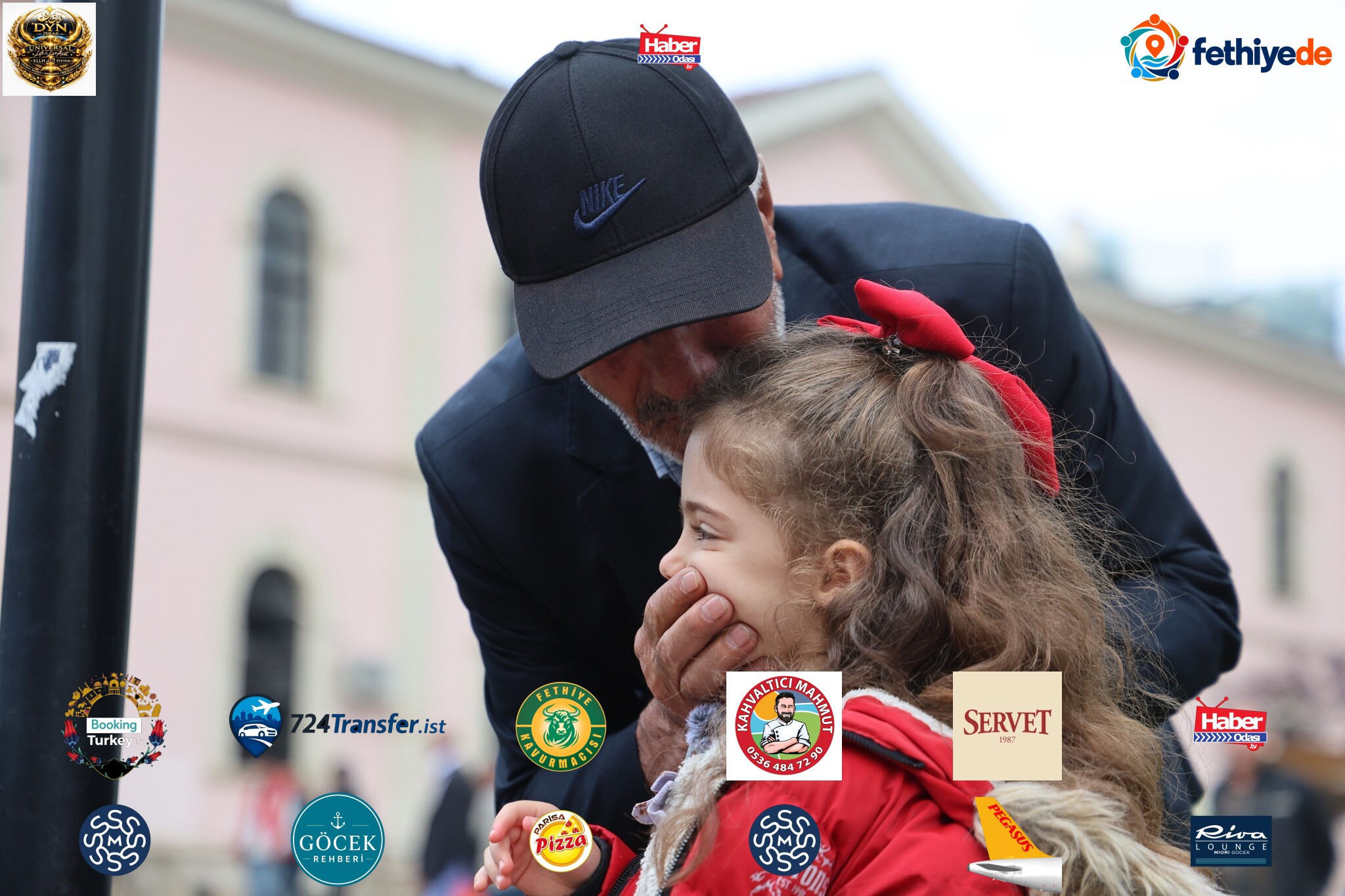 Yaşlı adam Ölürüm Türkiyem şarkısıyla gözyaşlarına boğuldu. (Foto. İHA)